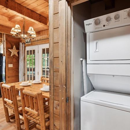 A Charming Cabin, Pool, Firepit, Hot Tub-Jacuzzi Gatlinburg Kültér fotó