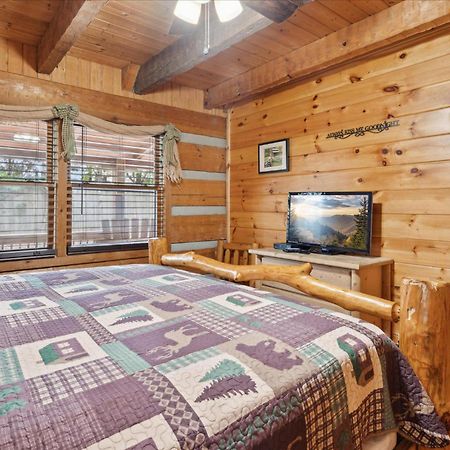 A Charming Cabin, Pool, Firepit, Hot Tub-Jacuzzi Gatlinburg Kültér fotó