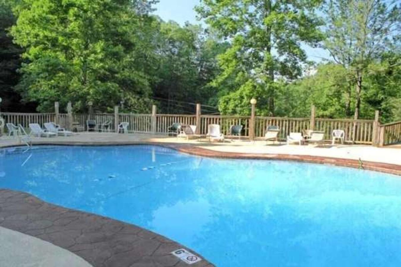 A Charming Cabin, Pool, Firepit, Hot Tub-Jacuzzi Gatlinburg Kültér fotó